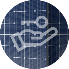 immagine sferica di un impianto solare con una mano e una chiave